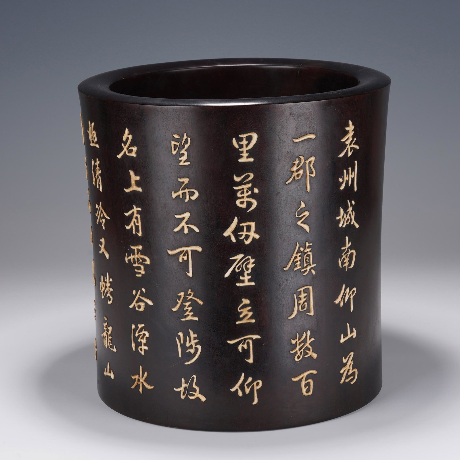 A CHINESE ZITAN INLAID GEMSTONES BRUSH POT: A CHINESE ZITAN INLAID GEMSTONES BRUSH POT 28x28.5 cm The red sandalwood carving of the pen barrel is in a barrel shape, and the wall of the barrel is inlaid with hundreds of treasure carving poems. T