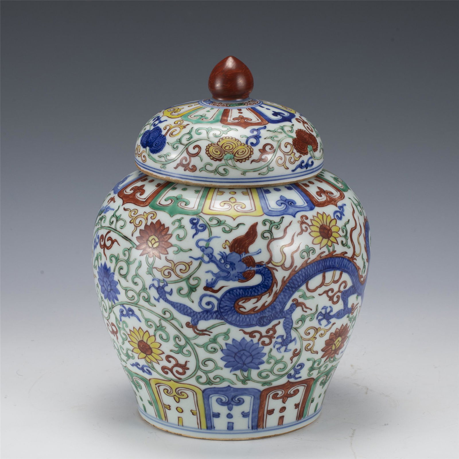 A WUCAI GLAZE PORCELAIN DRAGON PATTERN LIDDED JAR,MING (1 of 9)