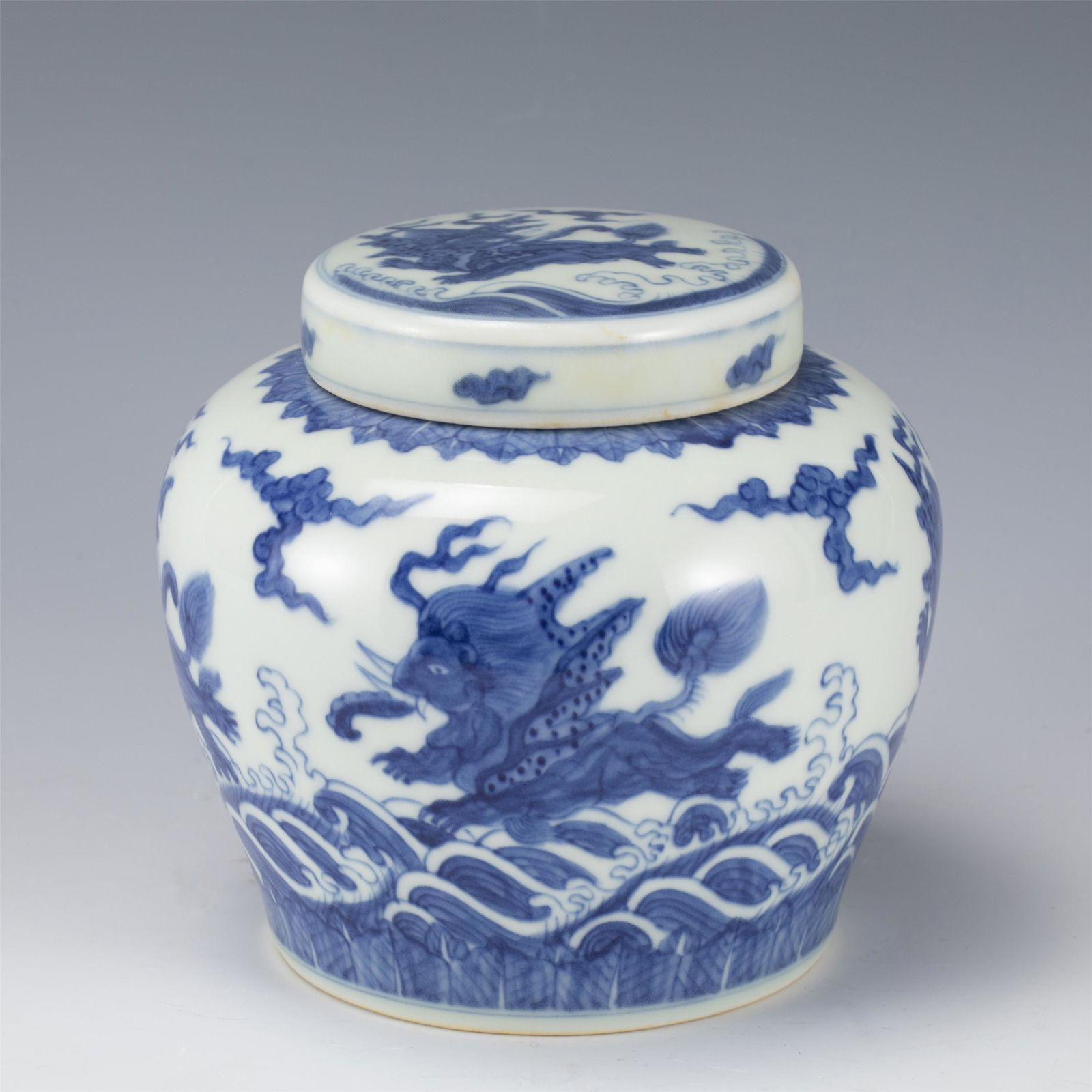 A BLUE AND WHITE PORCELAIN LIDDED JAR,MING (1 of 10)