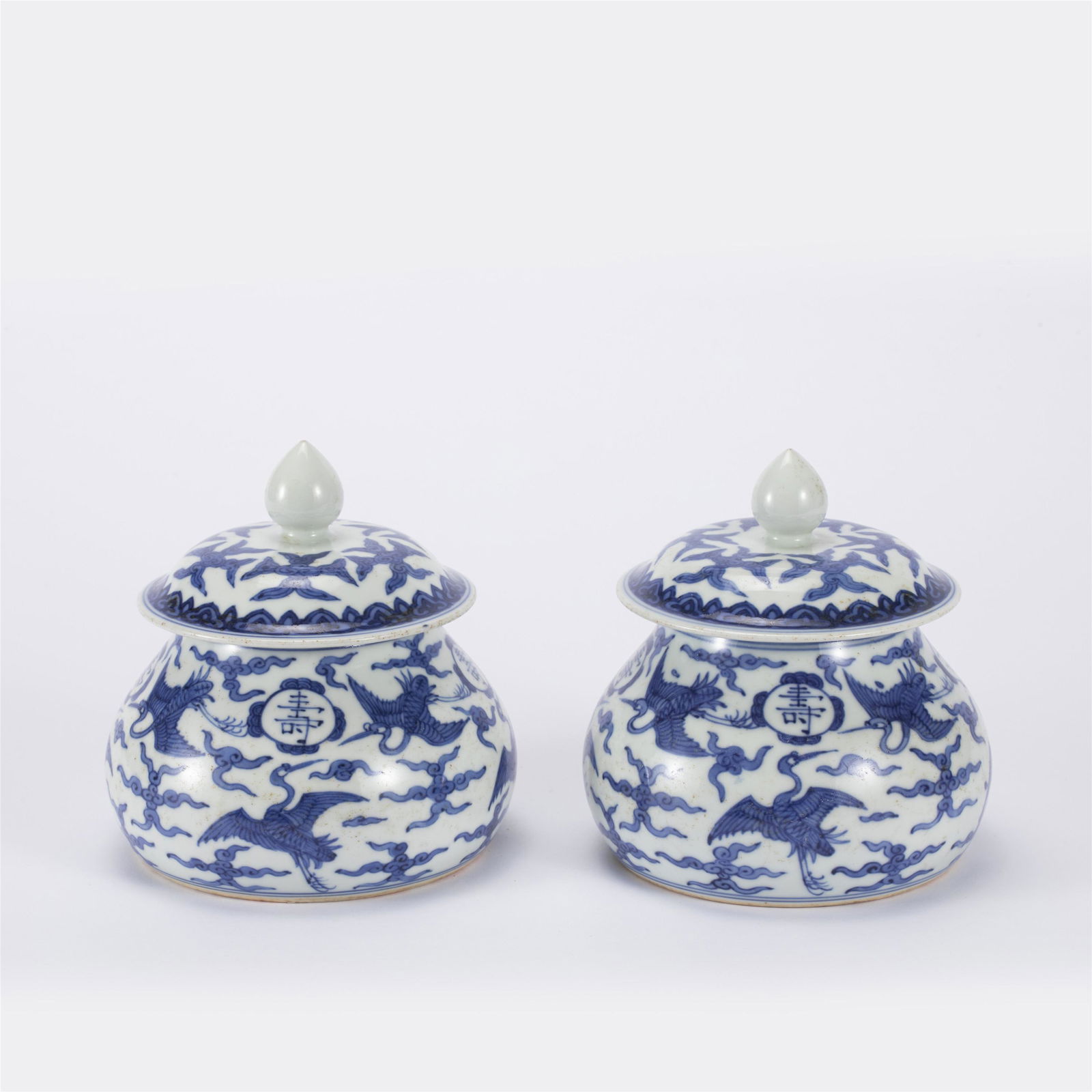 A PAIR OF BLUE AND WHITE PORCELAIN LIDDED JARS,JIAJING (1 of 9)