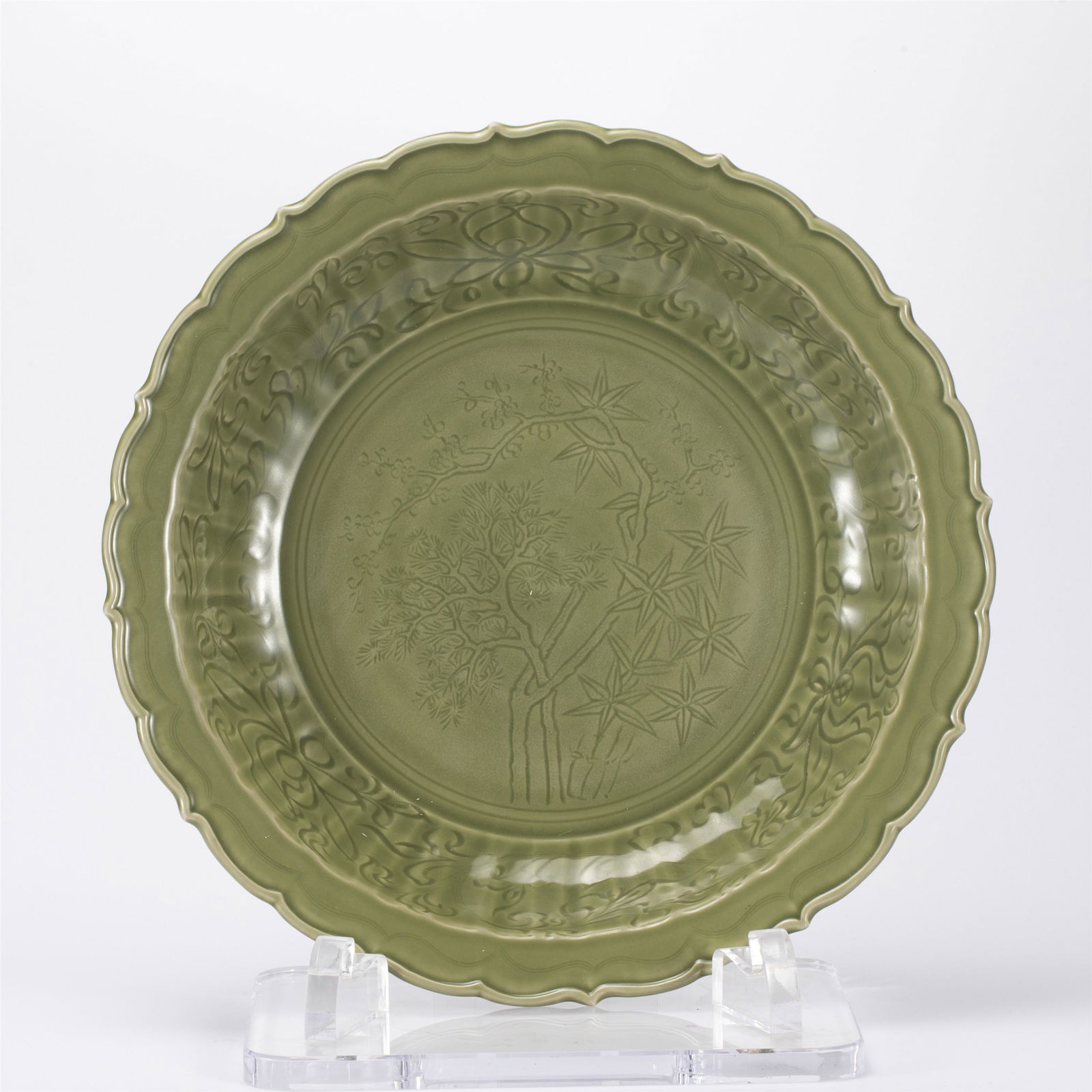 A LONGQUAN GLAZE PORCELAIN DISH,MING (1 of 9)