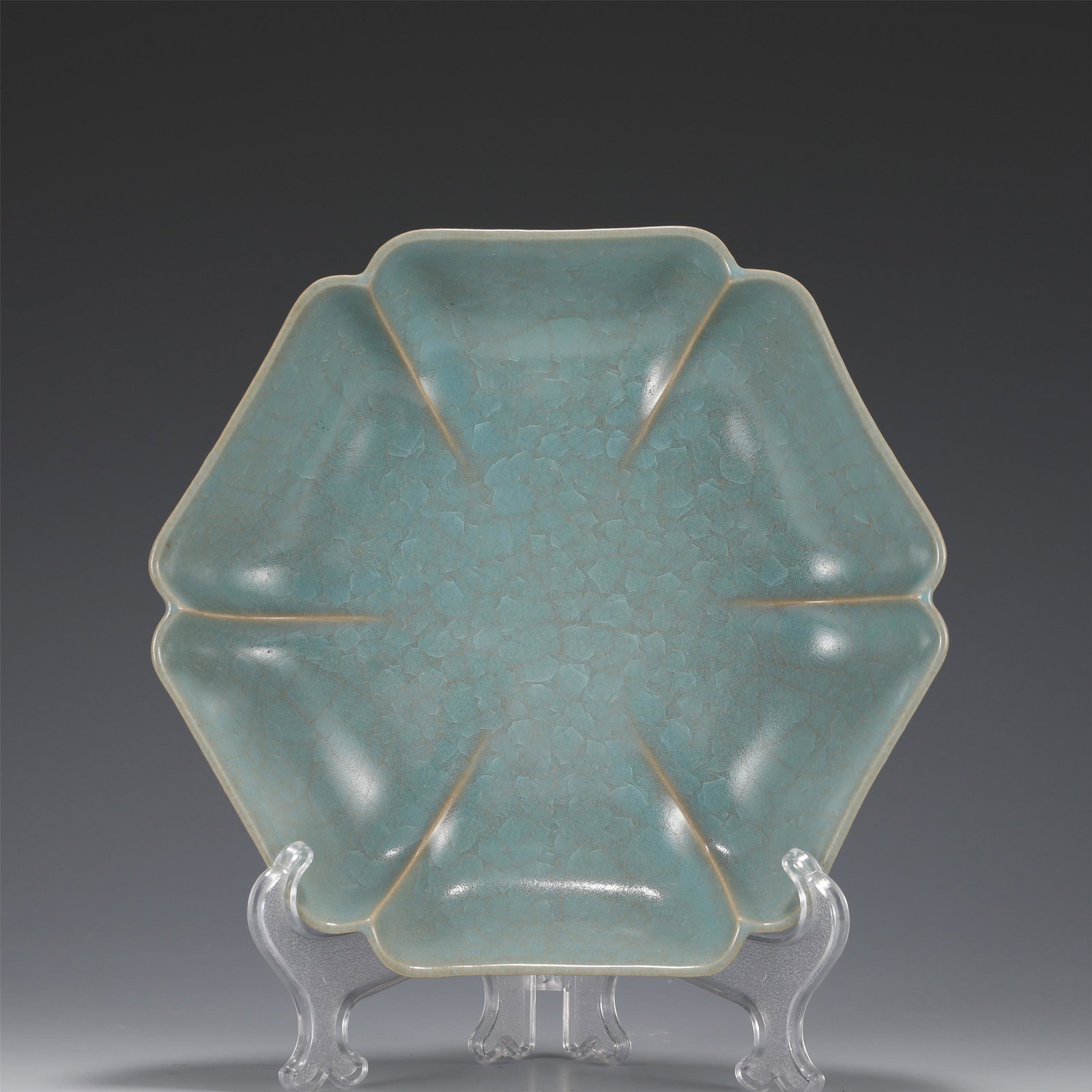 A CHINESE RU-TYPE GLAZED PORCELAIN HEXAGONAL BRUSH WASHER: A CHINESE RU-TYPE GLAZED PORCELAIN HEXAGONAL BRUSH WASHER 18 cm L x 5 cm H x Weight 390 gram. This device has a regular disc shape, a flower shape as a whole, a beautiful carcass, green glaze inside a