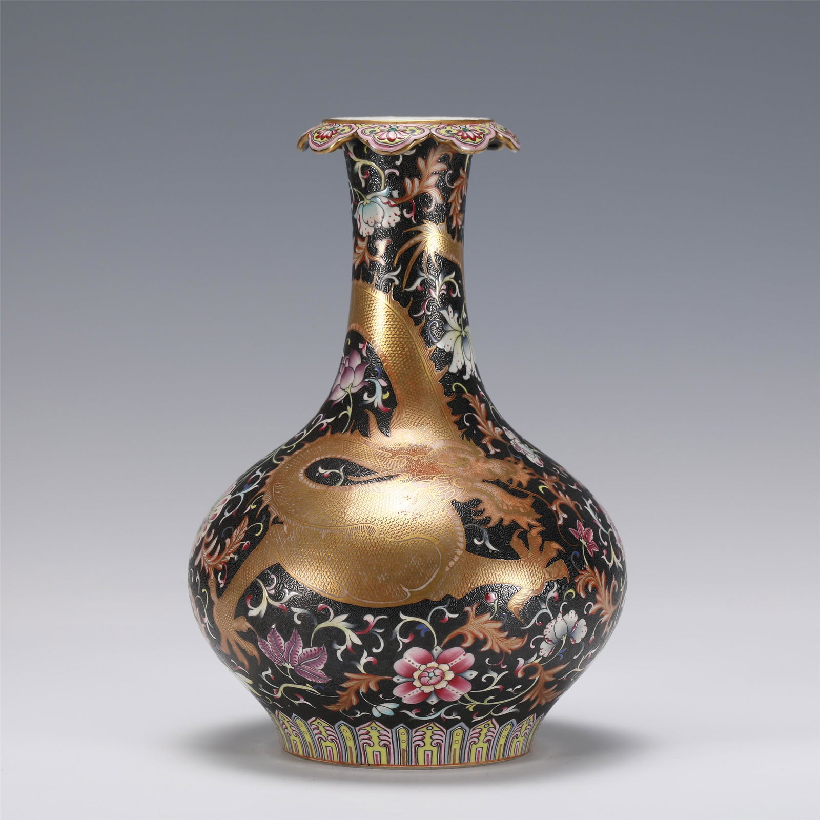A CHINESE FAMILLE ROSE DRAGON PATTERN PORCELAIN VASE,YONGZHENG (1 of 10)