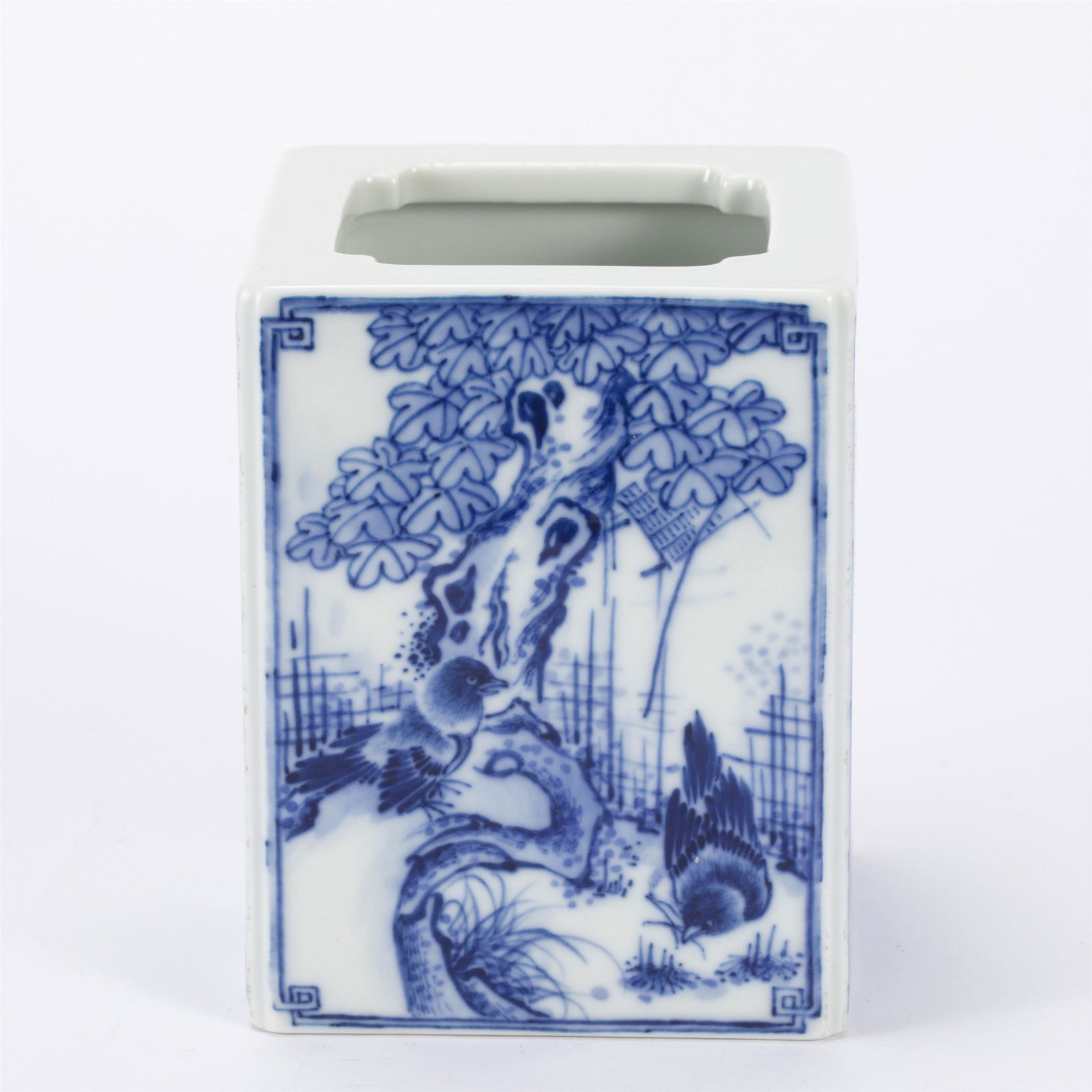 A BLUE AND WHITE PORCELAIN BRUSH POT (1 of 8)