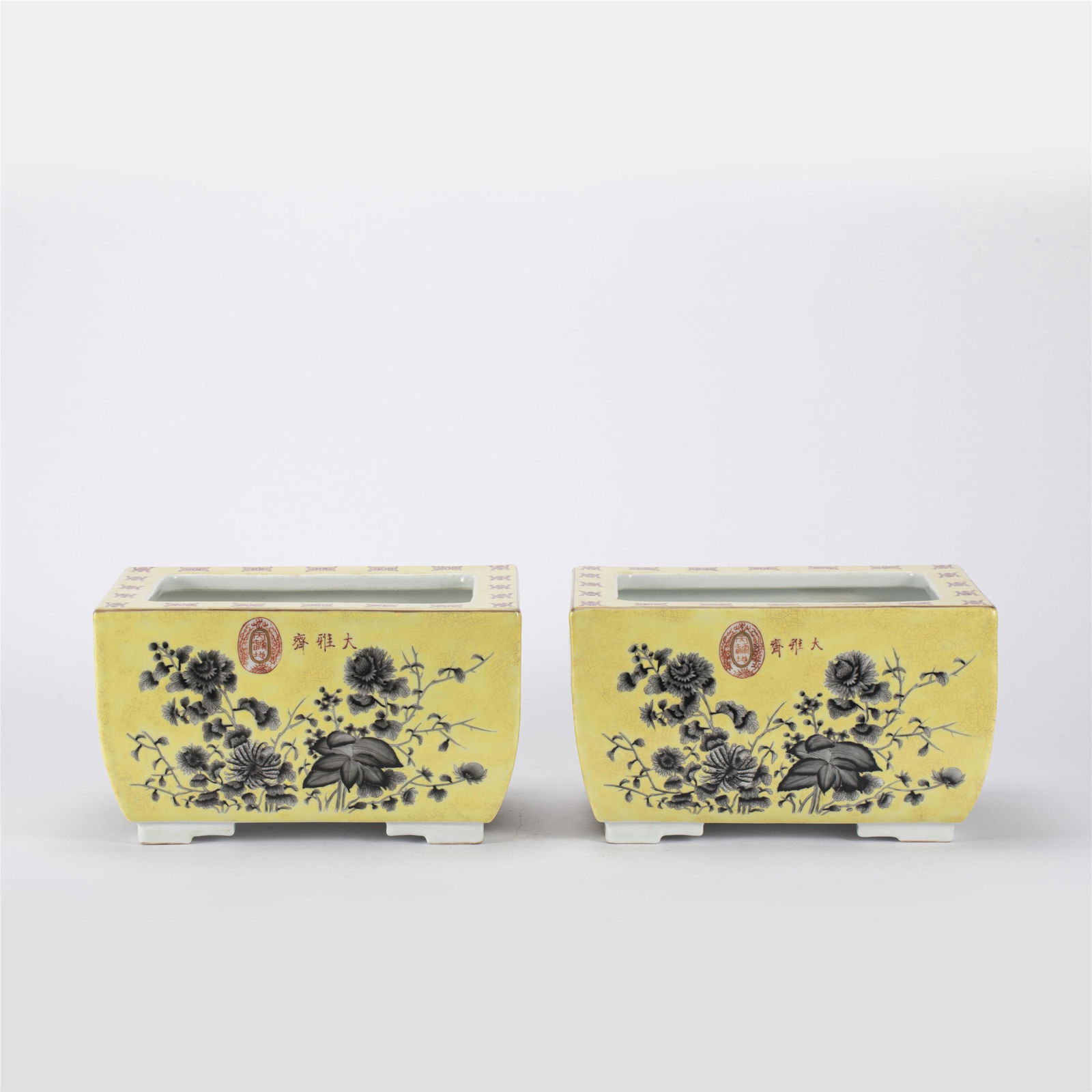 A PAIR OF FAMILLE ROSE PORCELAIN FLOWERPOT (1 of 9)