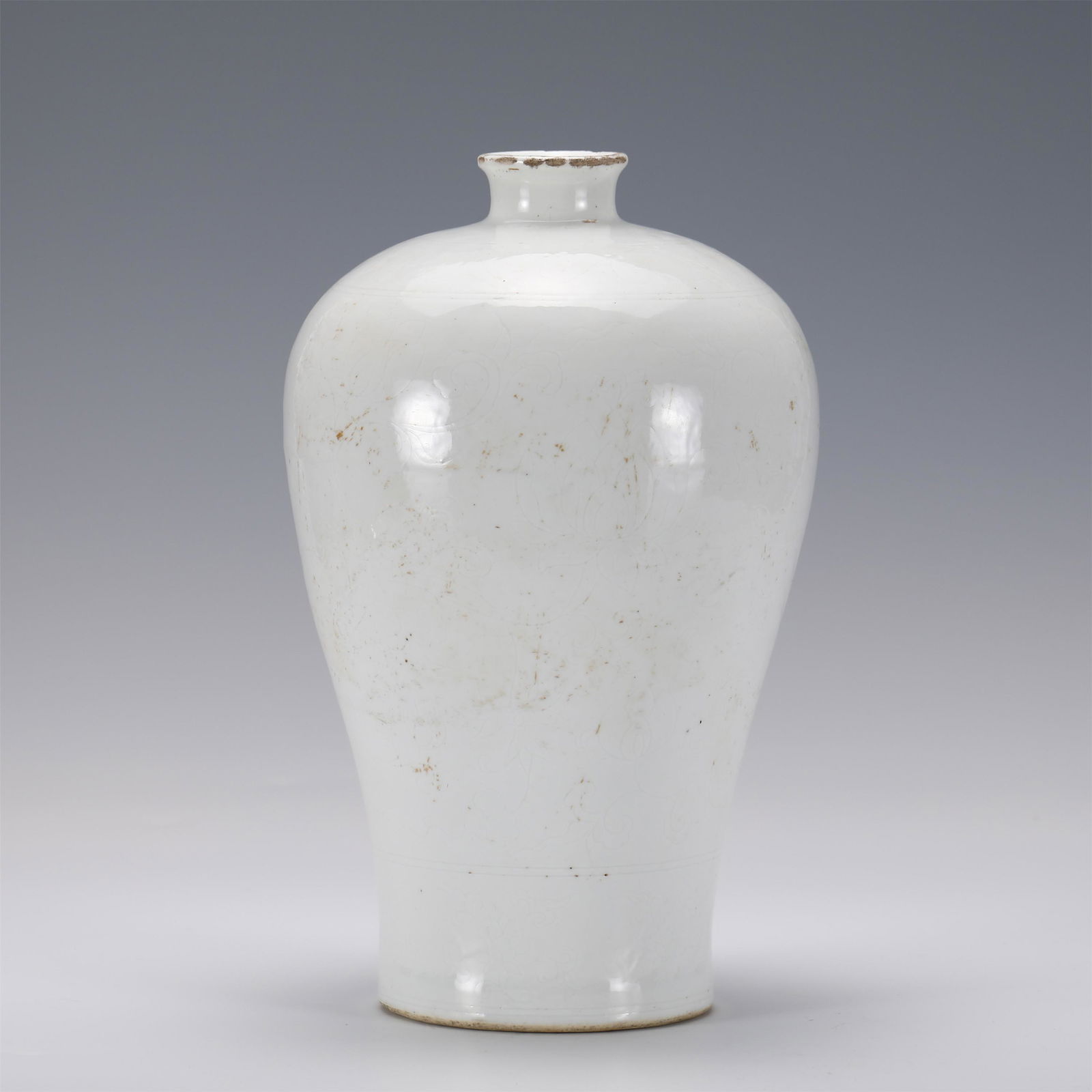 A CHINESE WHITE GLAZE PORCELAIN VASE,MING (1 of 10)