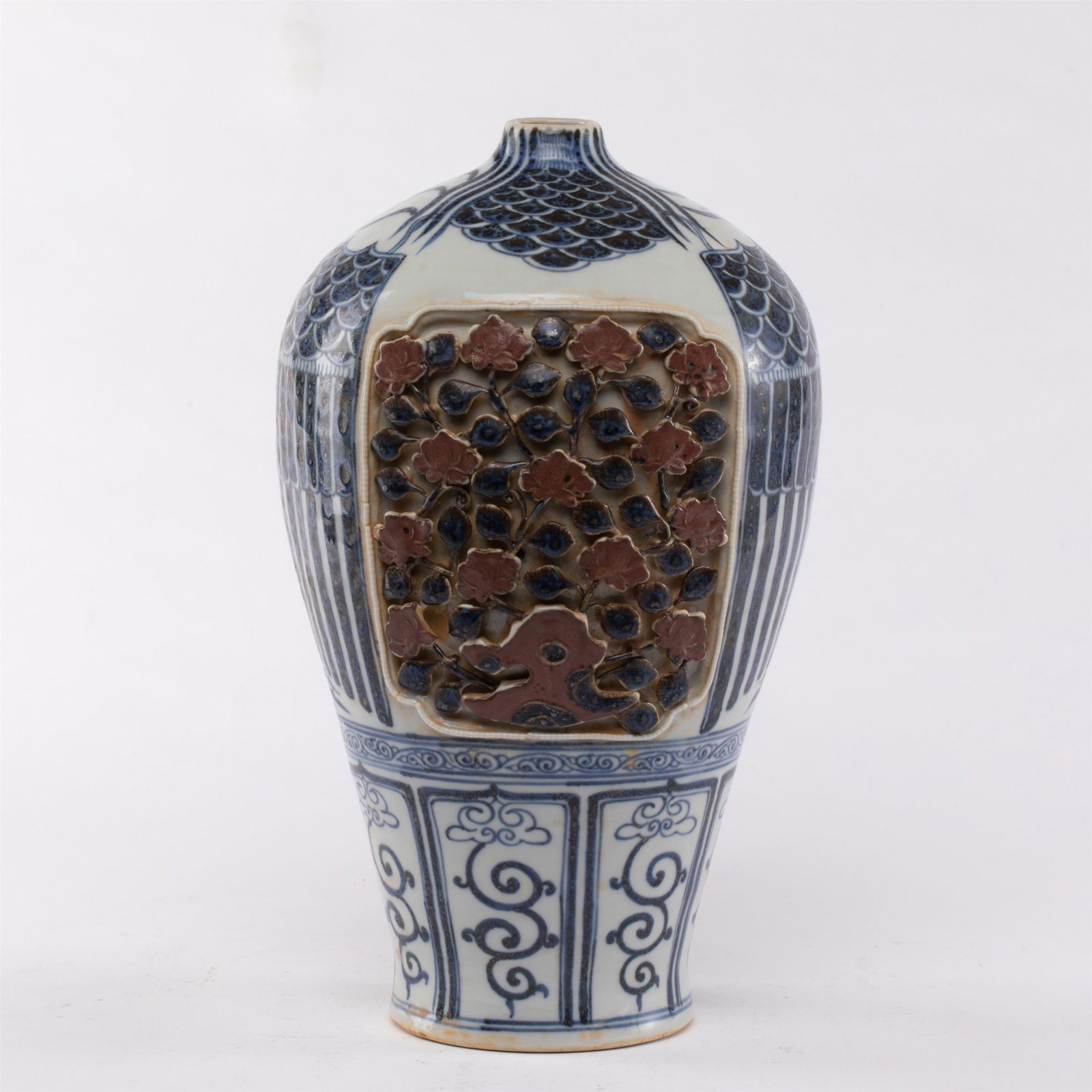 A BLUE AND WHITE PORCELAIN VASE/MING DYNASTY (1 of 9)