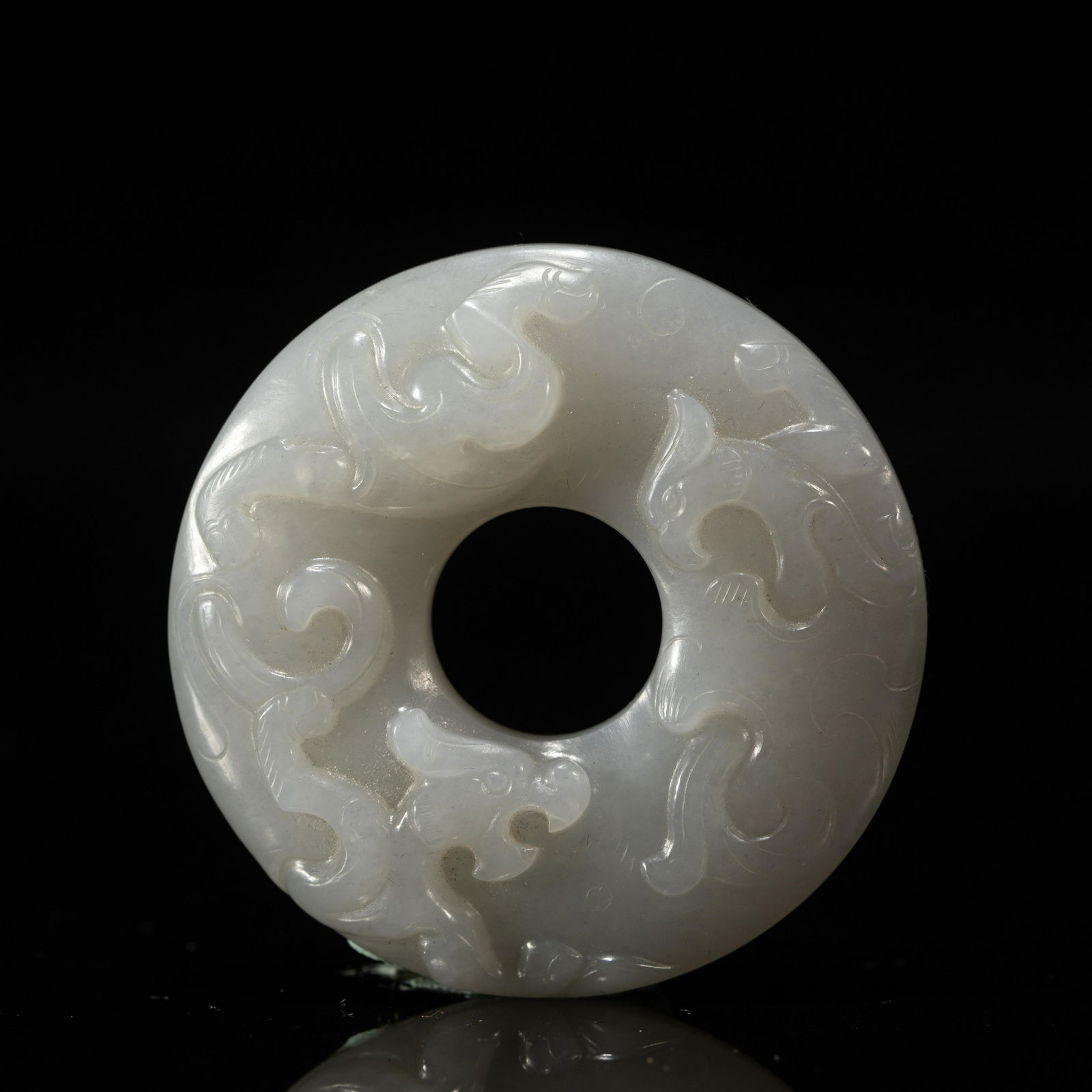 A JADE ROUND PENDANT (1 of 9)