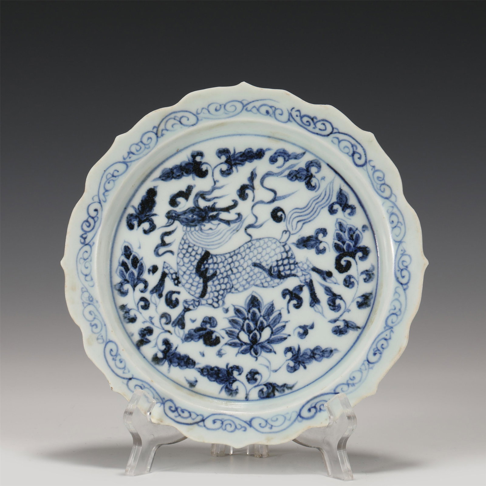 A CHINESE BLUE AND WHITE PORCELAIN DISH: A CHINESE BLUE AND WHITE PORCELAIN DISH 17 cm L x 2 cm H x Weight 610 gram. This dish mouth pattern, slightly outward skimming, shallow arc wall, circular foot, correct dish shape, heavy carcass and f