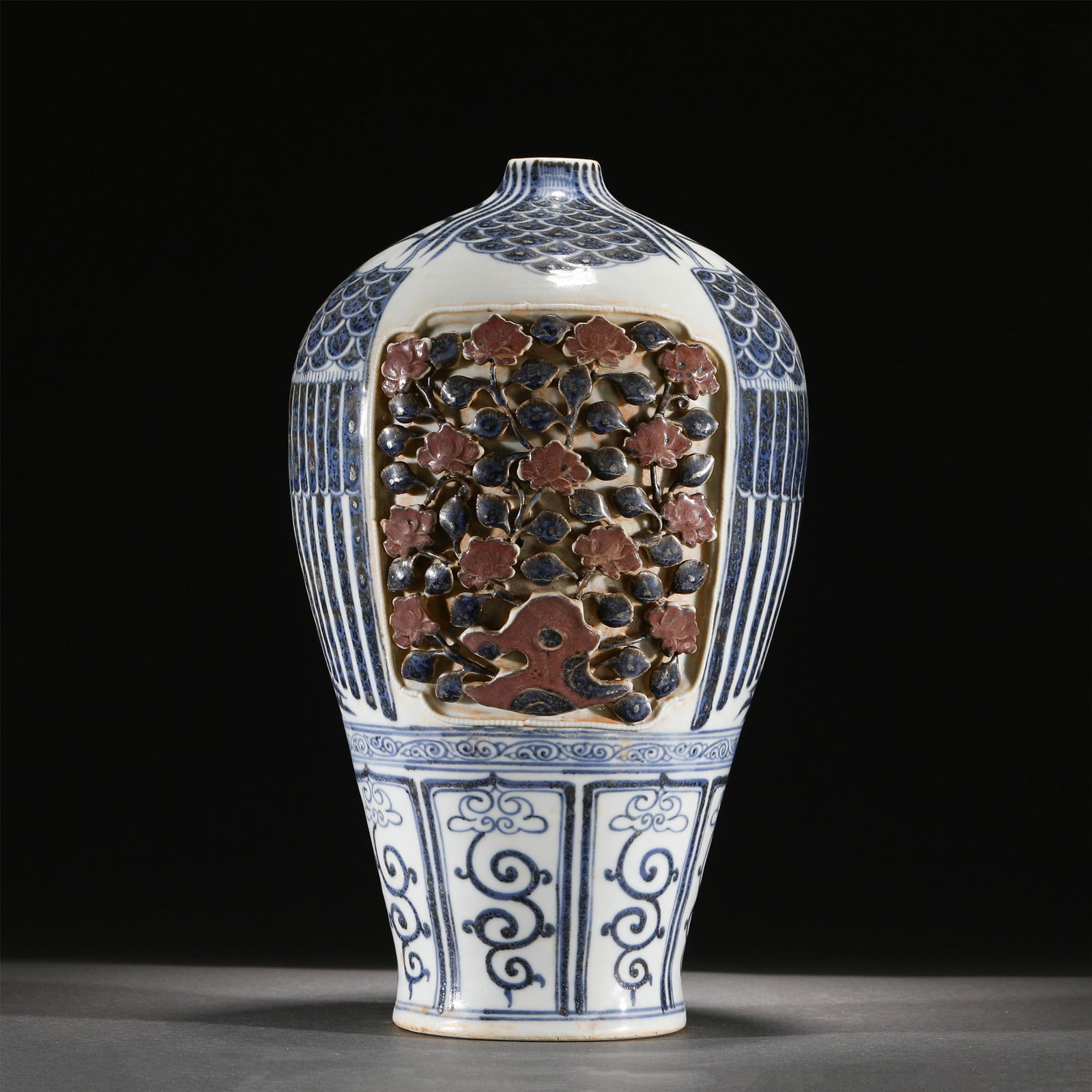 A BLUE AND WHITE PORCELAIN VASE/MING DYNASTY (1 of 10)