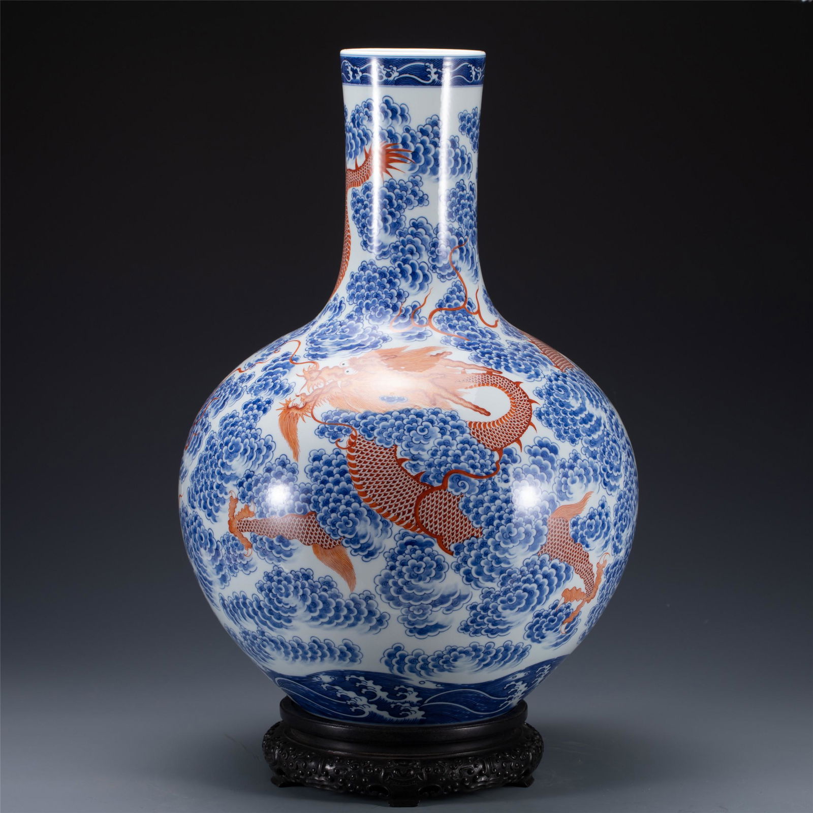 A BLUE AND WHITE IRON RED GLAZE PORCELAIN DRAGON VASE,QING (1 of 10)