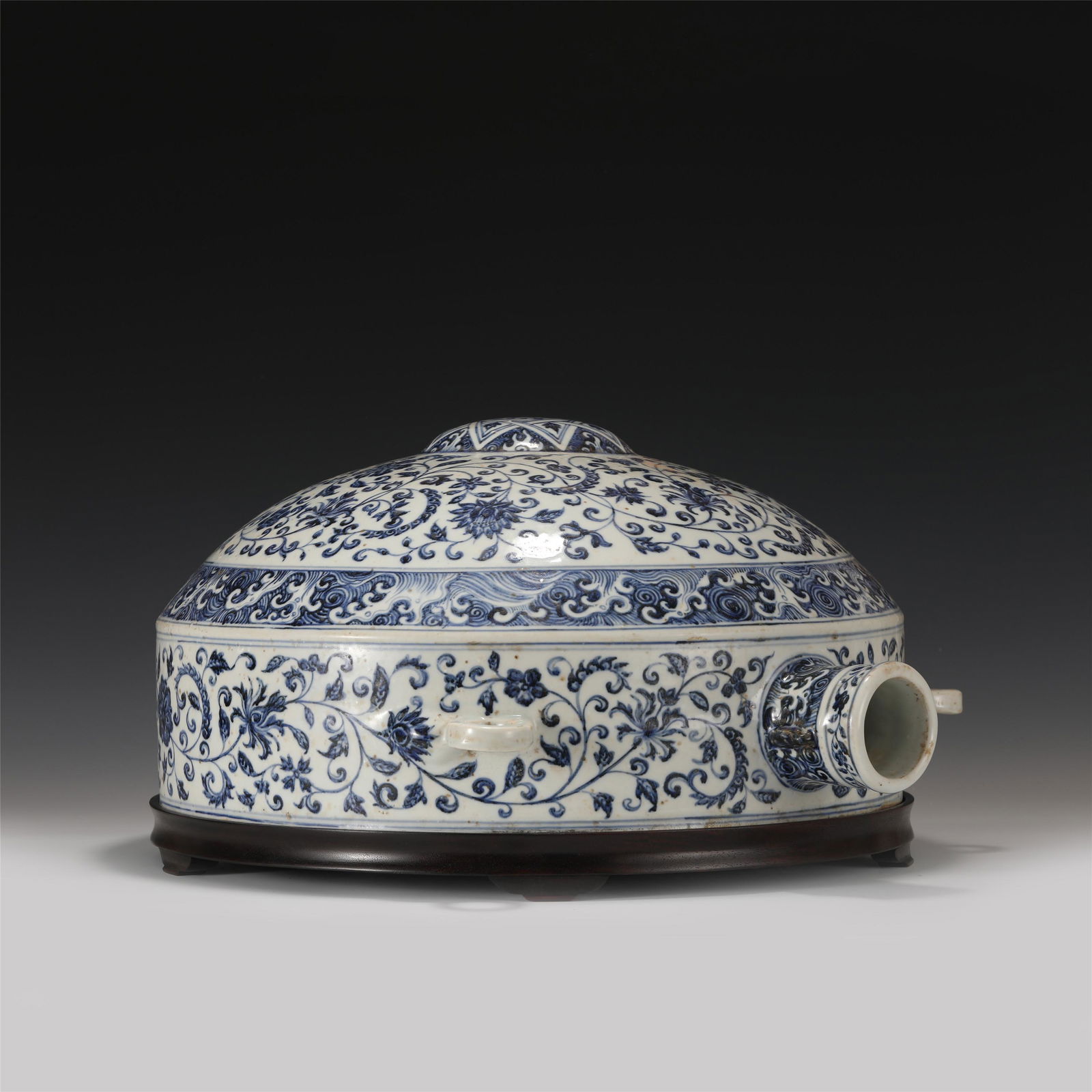 A CHINESE BLUE AND WHITE PORCELAIN POT (1 of 10)