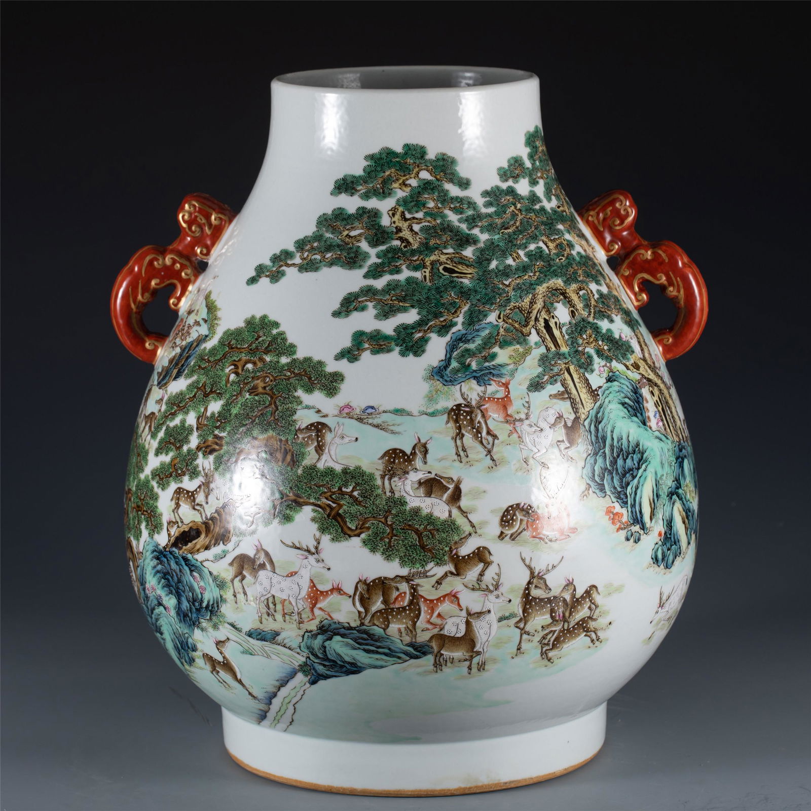 A FAMILLE ROSE PORCELAIN DEER ZUN VASE,QING: A FAMILLE ROSE PORCELAIN DEER ZUN VASE,QING 17 cm Caliber x 25 cm W x 45 cm H x Weight 11020 gram. The large mouth is gradually lowered below the mouth, the belly is lowered, the feet are circled, and