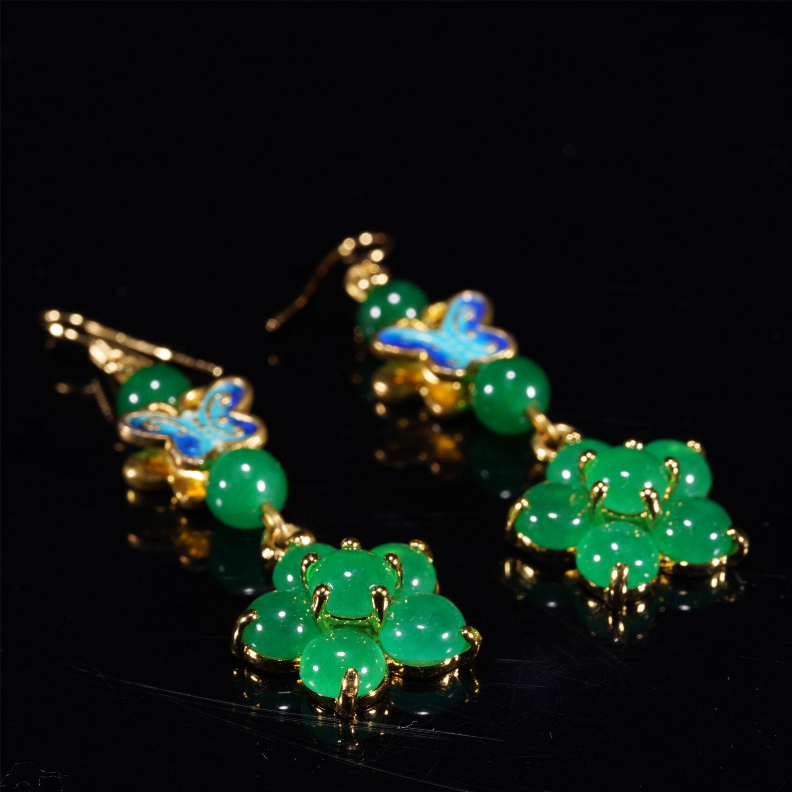 PAIR CARVED GEEN HARDSTONE EARDROPS (1 of 5)