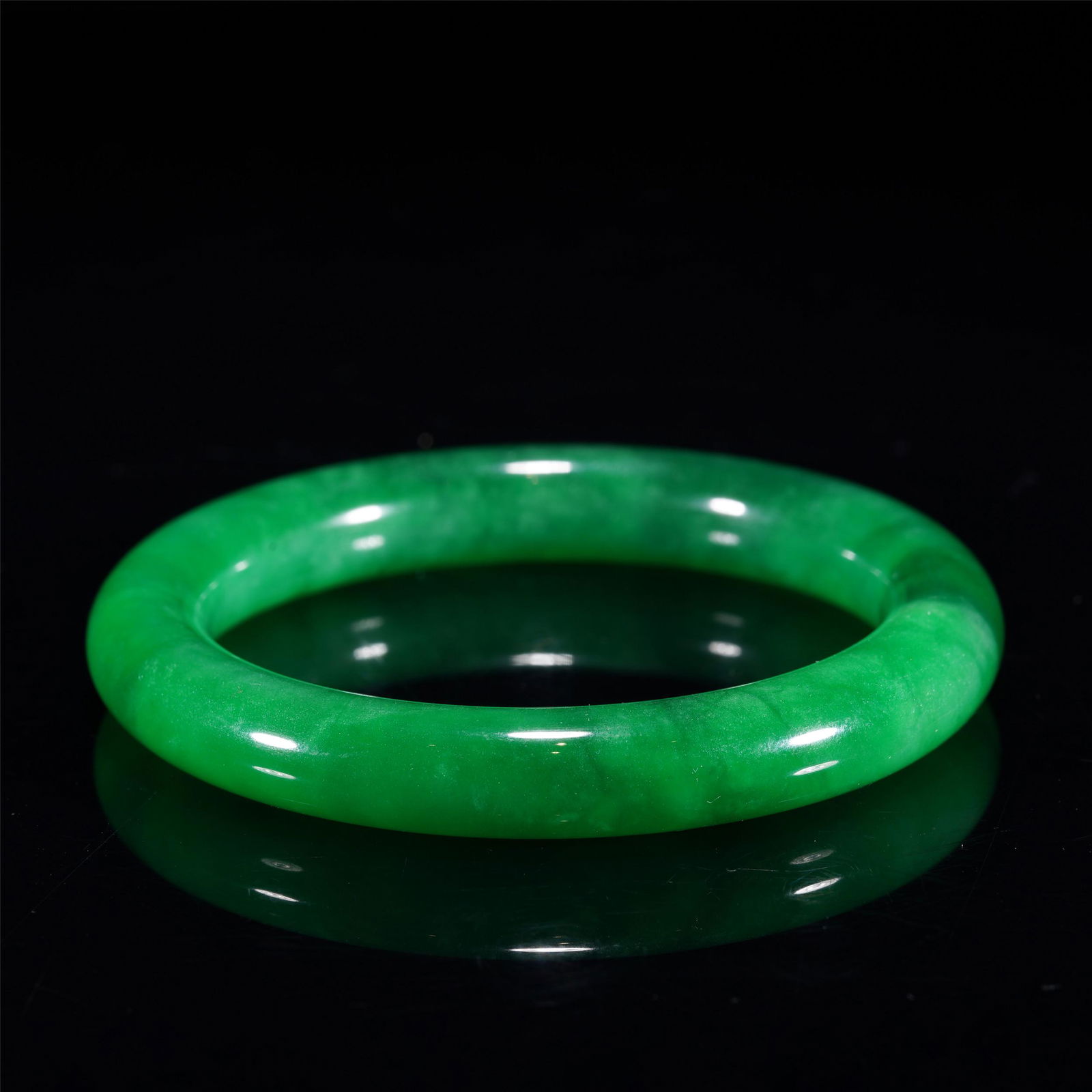 A CARVED GREEN HARDSTONE BANGLE (1 of 5)