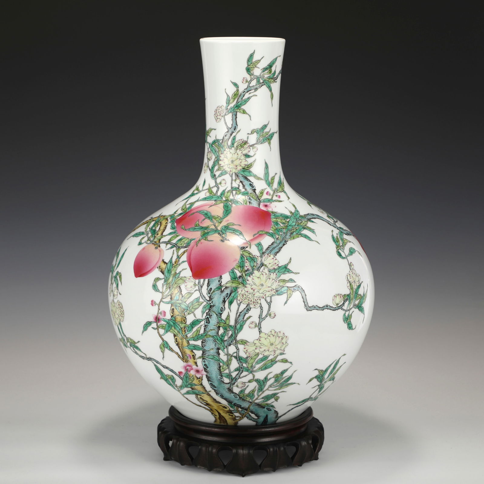 QING QIANLONG FAMILLE ROSE NINE PEACH VASE (1 of 11)