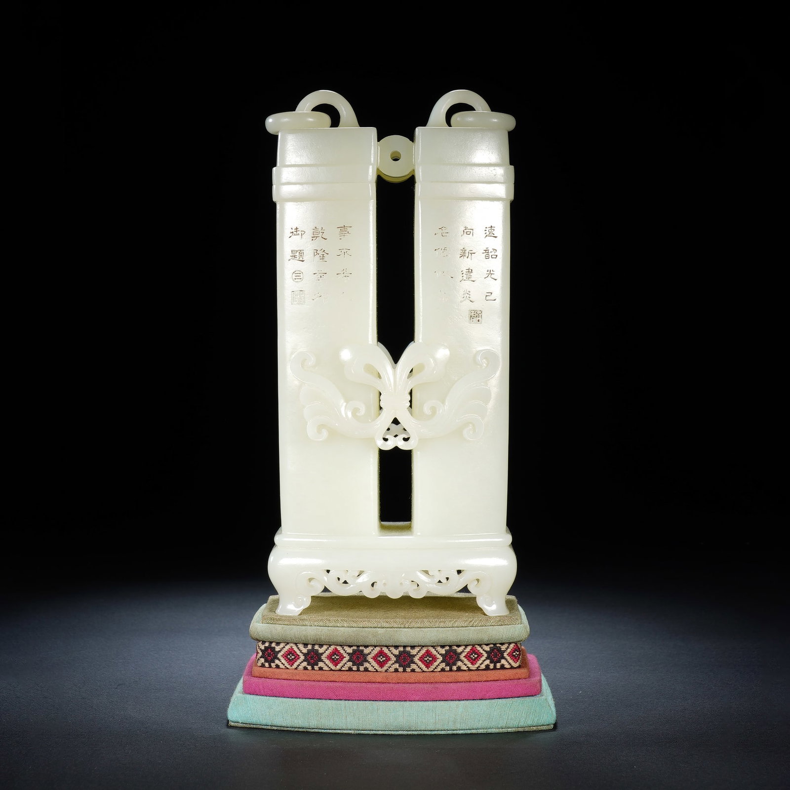 A CHINESE WHITE JADE DOUBLE VASE (1 of 9)