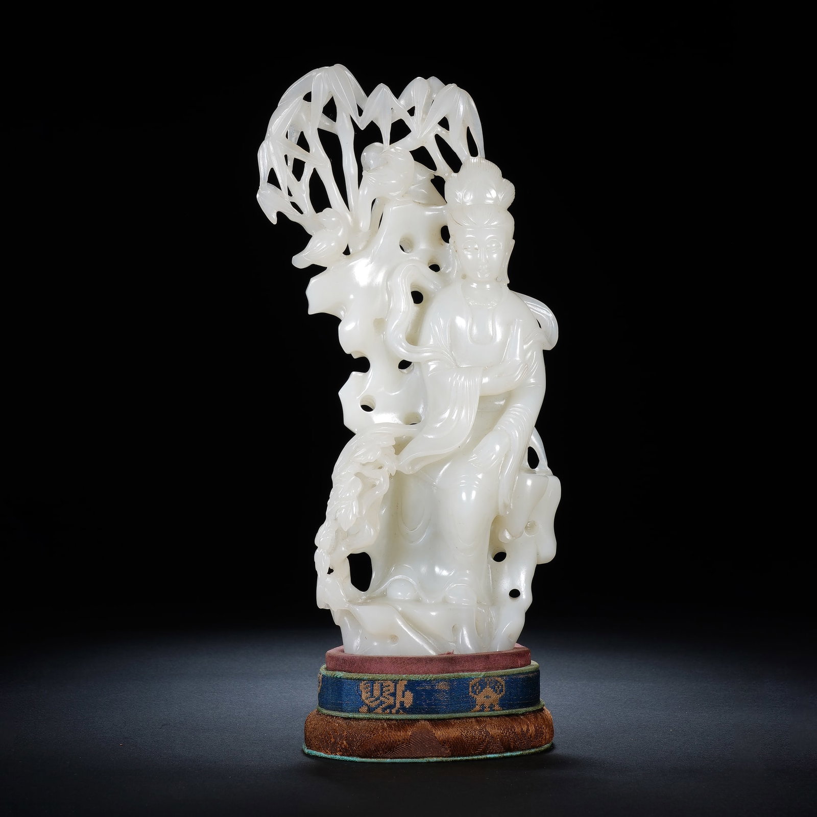 A CHINESE WHITE JADE GUANYIN STATUE (1 of 8)