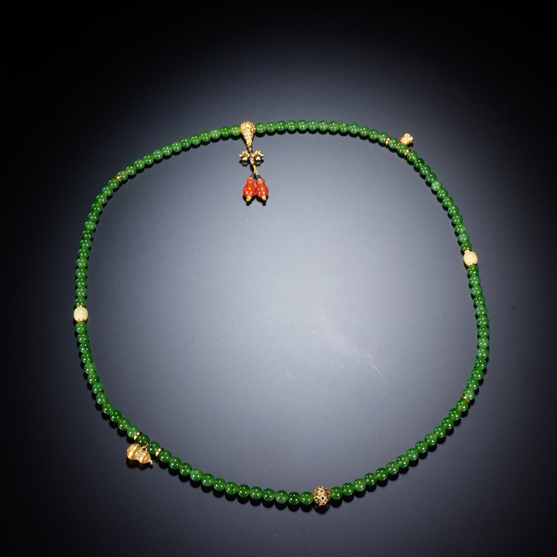 A CHINESE JADEITE BEADED NECKLACE (1 of 8)