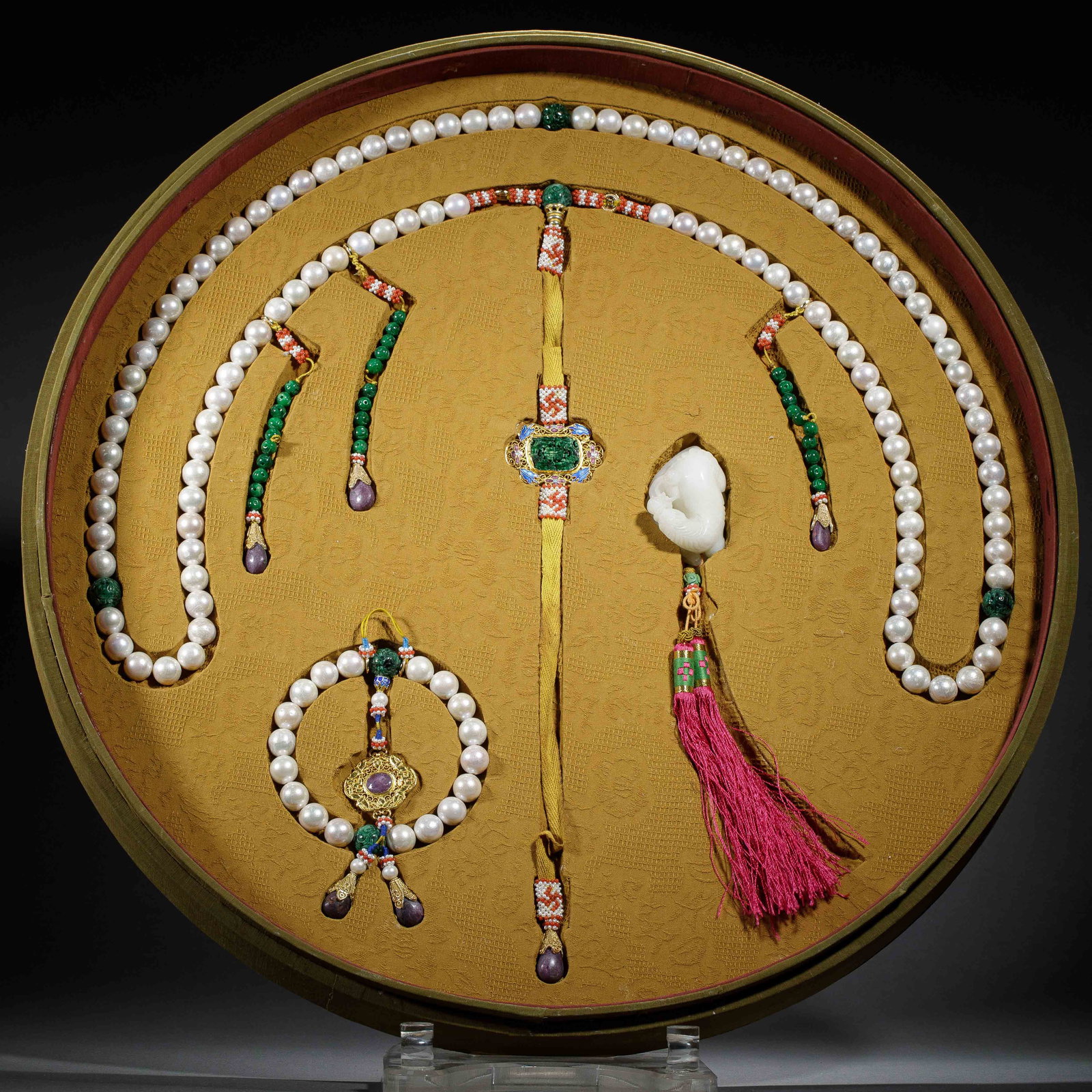 A CHINESE PEARL COURT NECKLACE (CHAOZHU): Dimensions:Bead diam. 1.3 cm. Weight 475 grams. This elegant Chinese court necklace (chaozhu) is strung with lustrous white pearls, interspersed with green jade spacers and accented by ornate