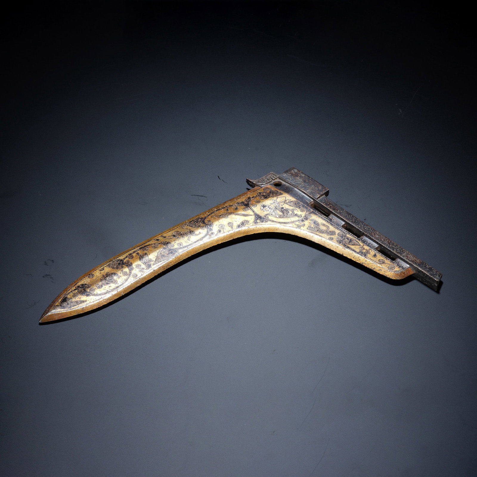 A CHINESE INLAID BRONZE GE DAGGER-AXE (1 of 9)