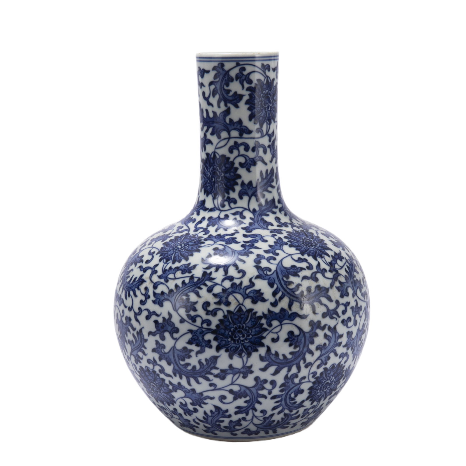 A CHINESE BLUE AND WHITE PORCELAIN VASE,QIANLONG: Dimensions:Diam. 21.3 cm. H. 31.4 cm. Weight 2000 grams. With a tapering body rising to a round shoulder beneath a waisted neck and round rim, the exterior painted lotus scrolls densely.
