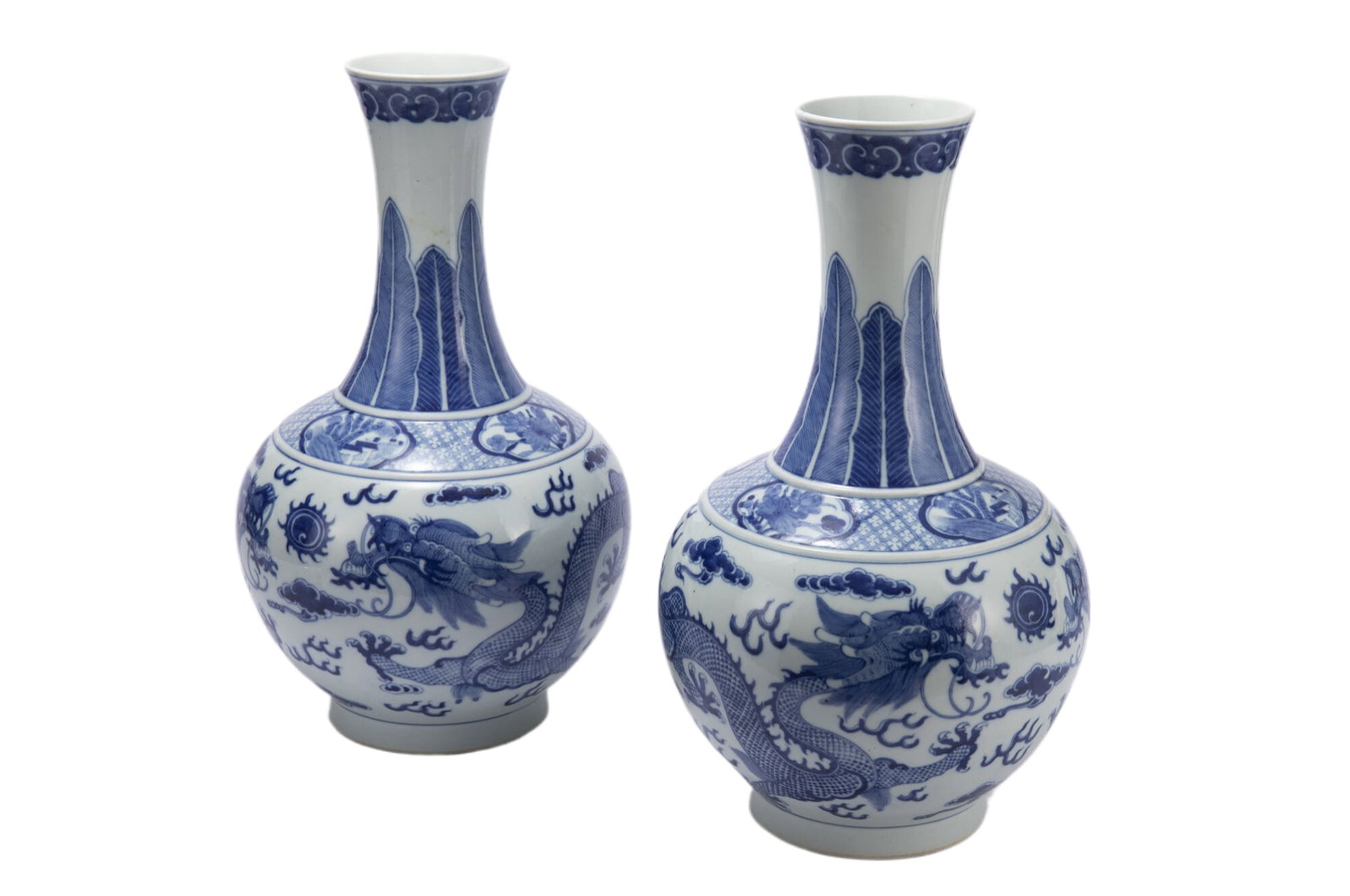 PAIR OF BLUE AND WHITE DRAGON VIEWS VASES (1 of 12)