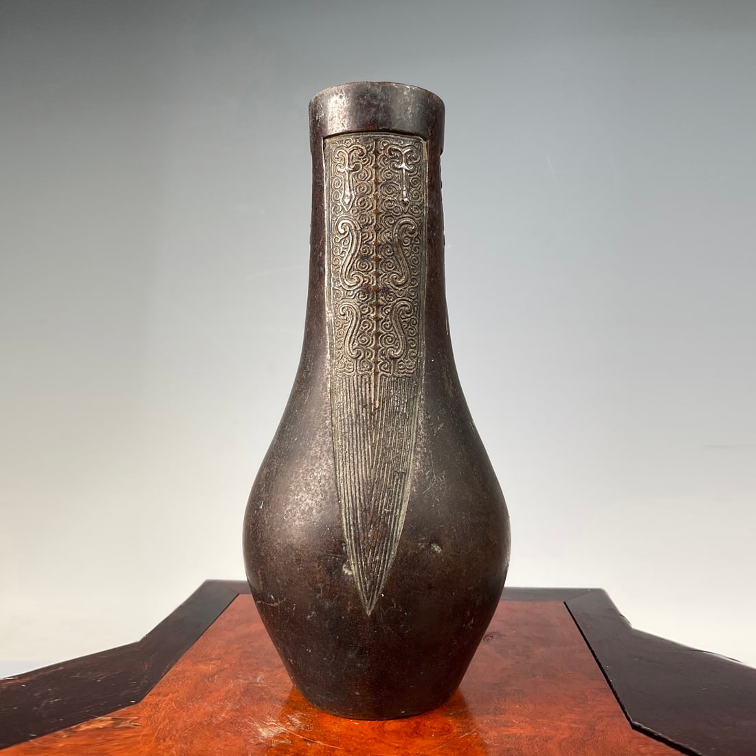 A CHINESE BRONZE BANANA LEAF VASE: Dimensions:H. 17 cm. Weight 621 grams. This is a refined Chinese bronze vase, standing 17 cm tall and weighing 621 grams. The elegant pear-shaped body is adorned with a prominent vertical panel of