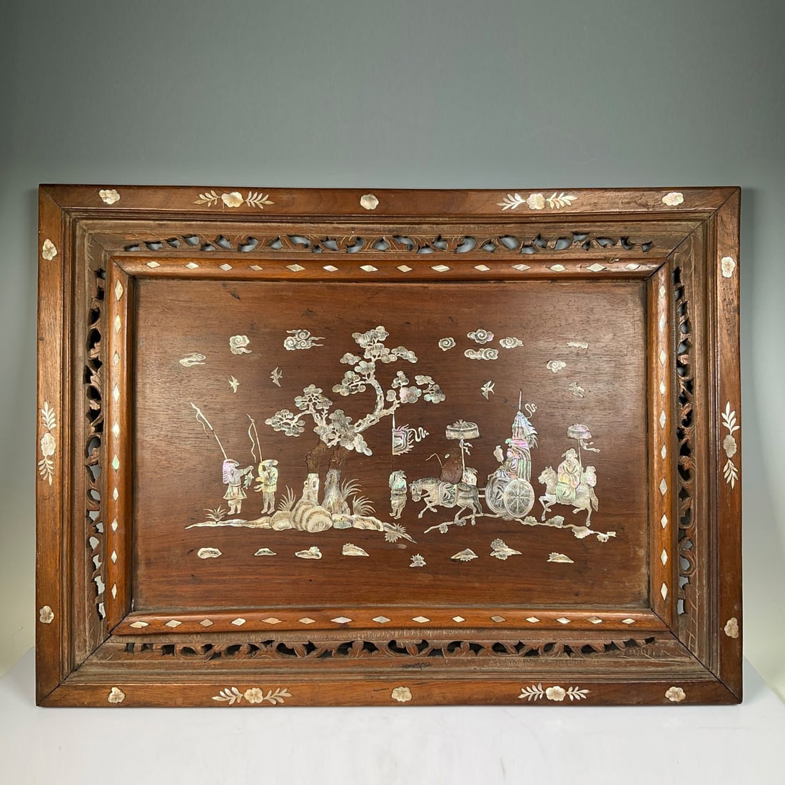 A CHINESE NANMU MOTHER-OF-PEARL INLAID SCREEN: Dimensions:60x44 cm. This is an elegant Chinese rectangular screen measuring 60×44 cm, crafted from warm-toned nanmu wood. The central panel is intricately inlaid with iridescent