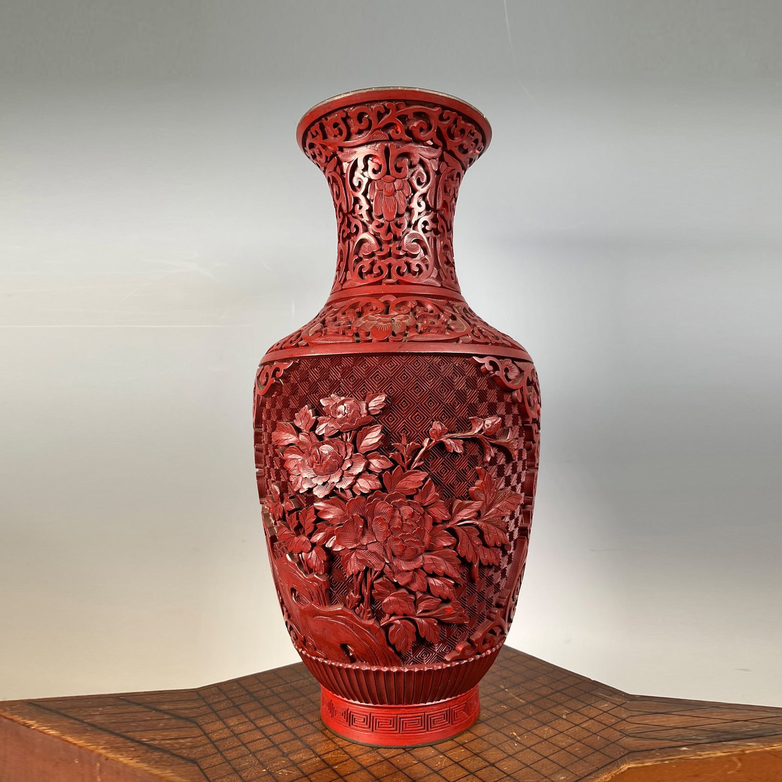 A CHINESE CINNABAR LACQUER VASE (1 of 8)