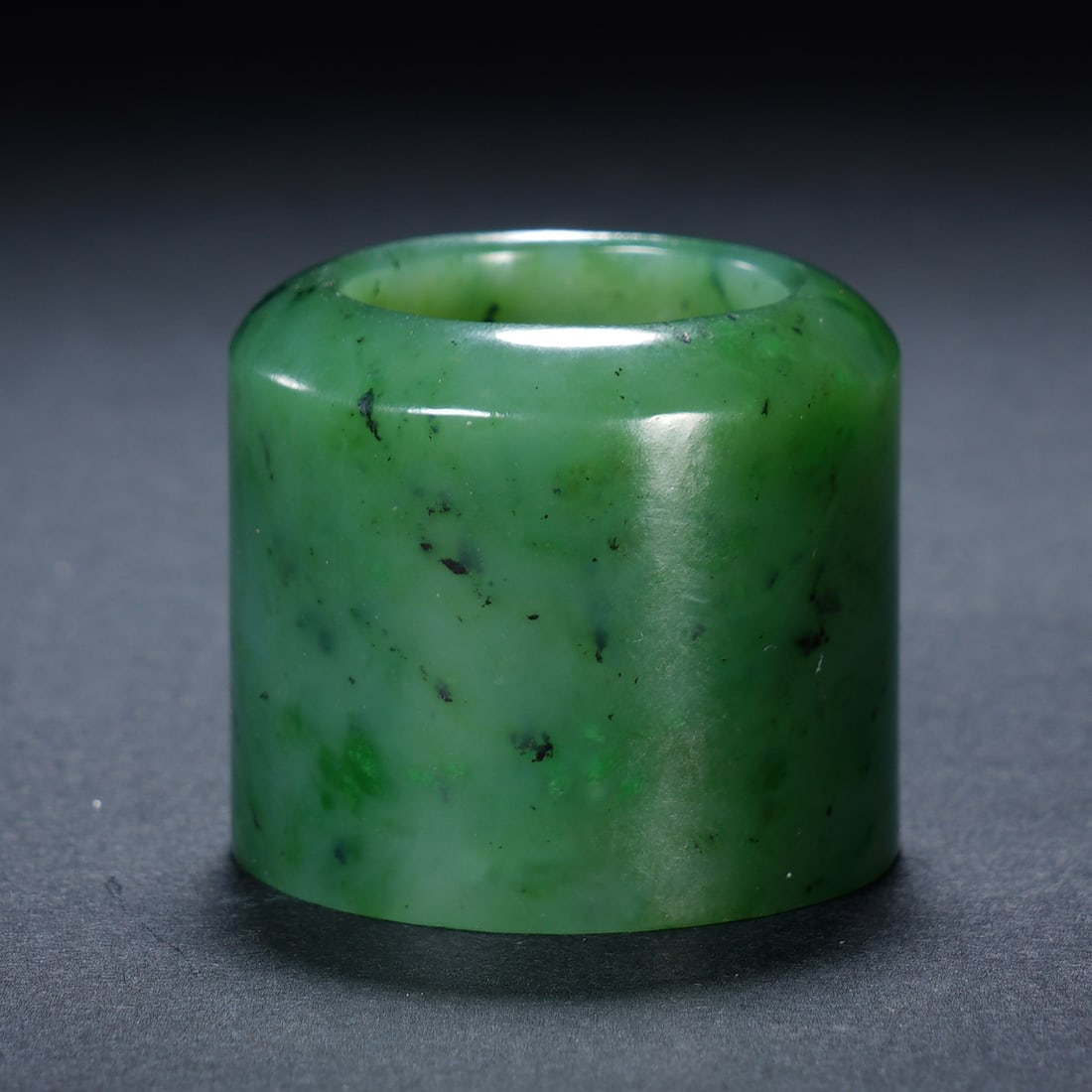 A CHINESE SPINACH JADE THUMB RING (1 of 6)