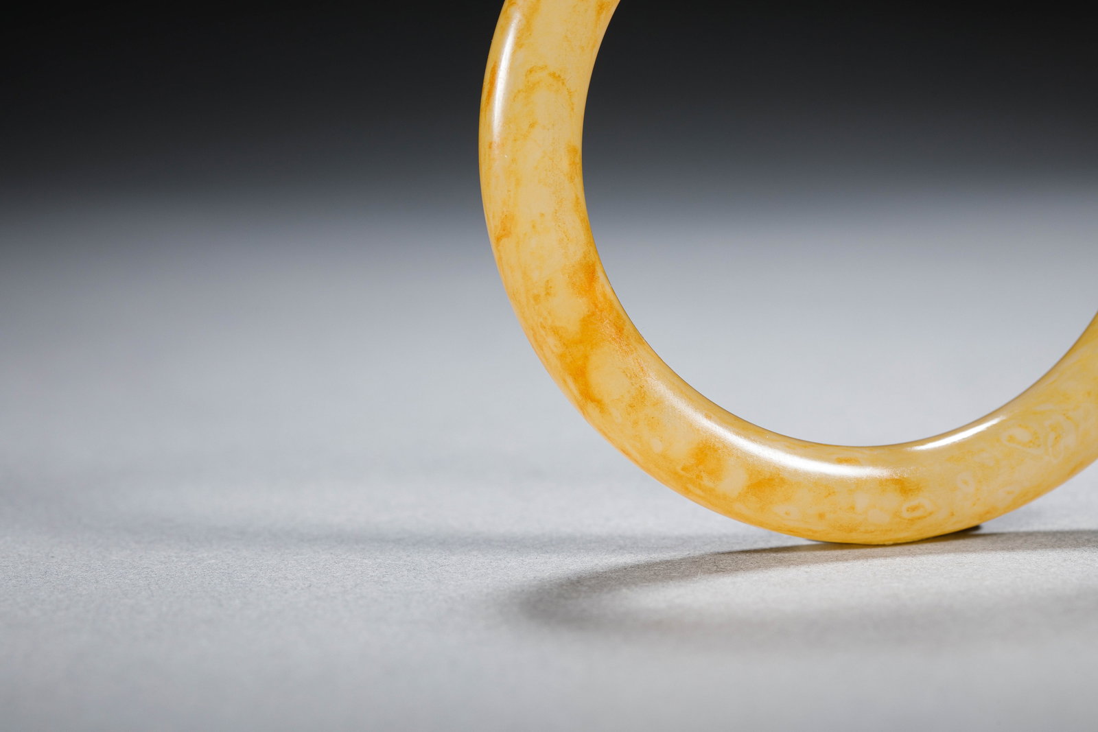 A CHINESE YELLOW JADE BANGLE - 3