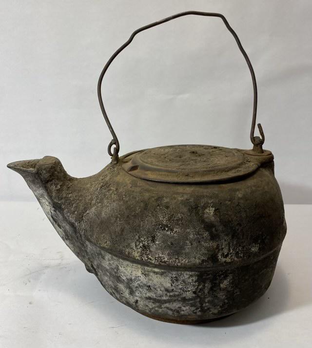 Cast Iron Kettle with Lid (1 of 5)