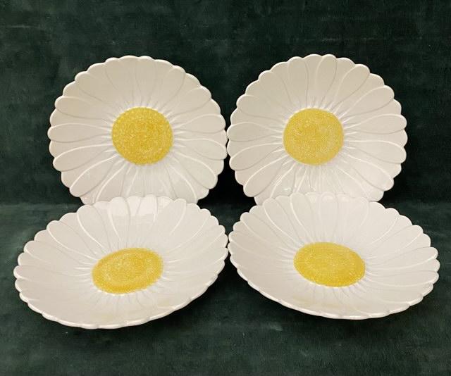 Gien France Daisy Plate Set of 4: Set of 4 Gien 9" daisy plates. One small nick shown in pics.