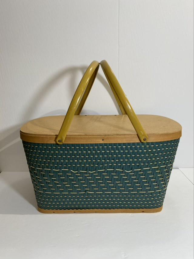 Picnic Basket with Metal Handles (1 of 5)
