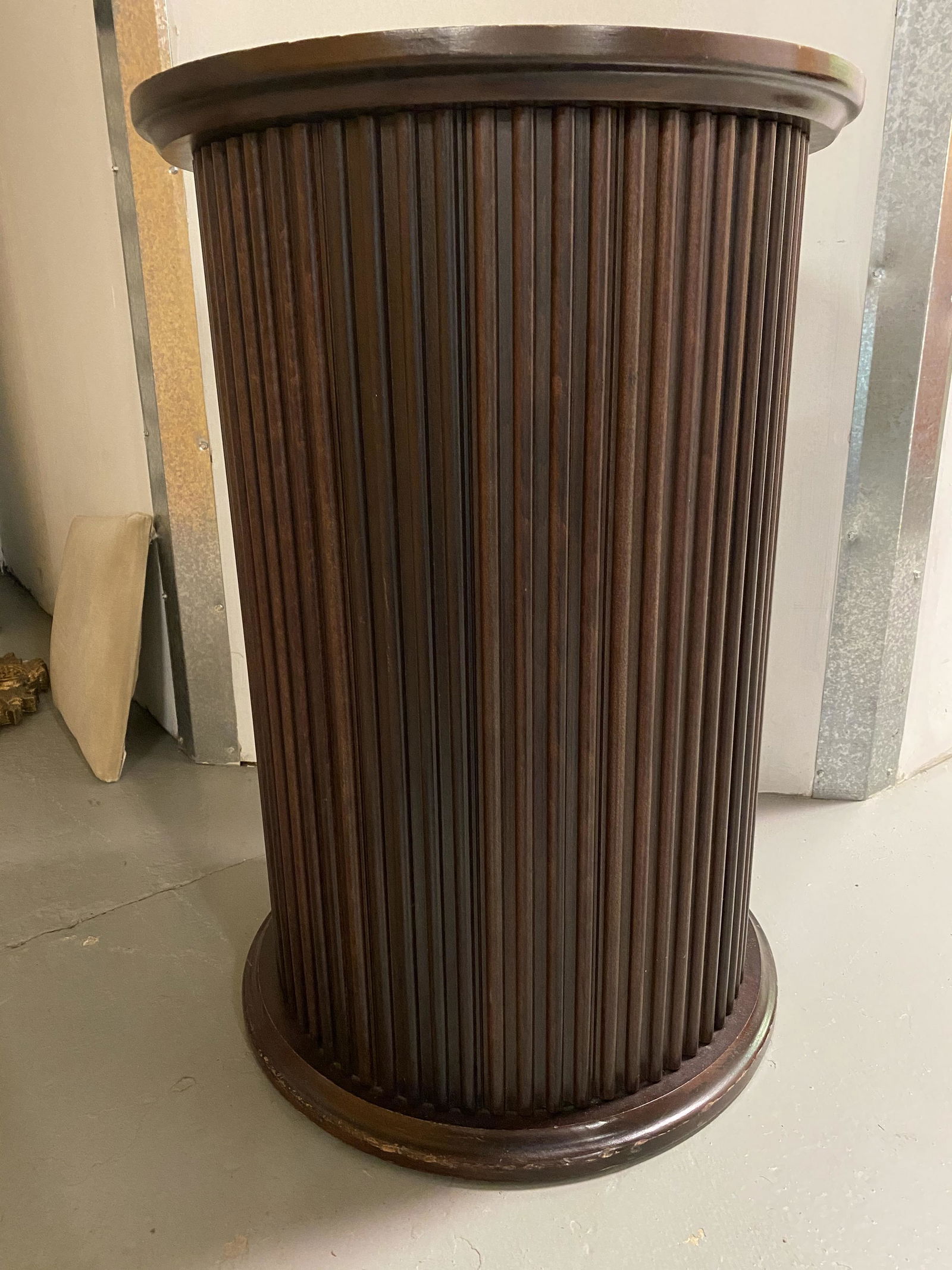 Round Spool Table (1 of 2)