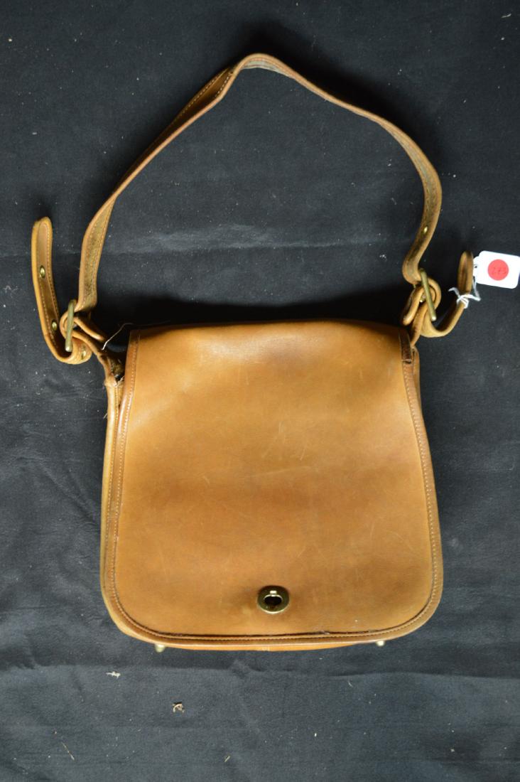 VINTAGE 1970'S TAN LEATHER COACH SHOULDER BAG. 11" x (1 of 4)