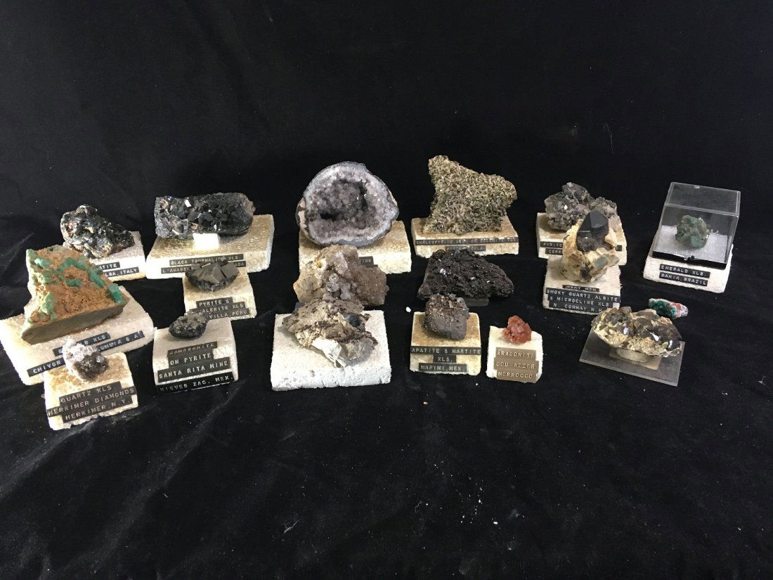 LOT OF MINERAL SPECIMENS 5" AND SMALLER (1 of 5)