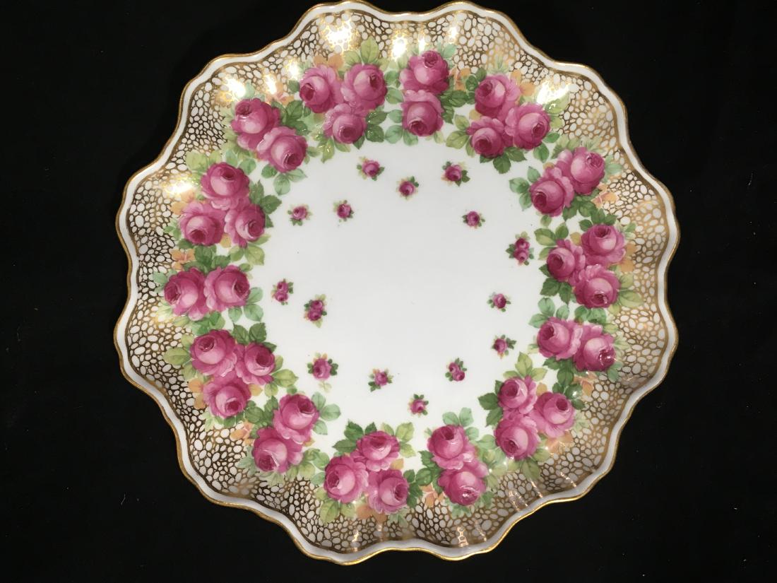 12 ROYAL DOULTON HAND PAINTED OVINGTON BROS SCALLOPED: 12 ROYAL DOULTON HAND PAINTED OVINGTON BROS SCALLOPED 9" LUNCHEON PLATES WITH GOLD PEBBLE GILDING AND SPRAYS OF ROSES