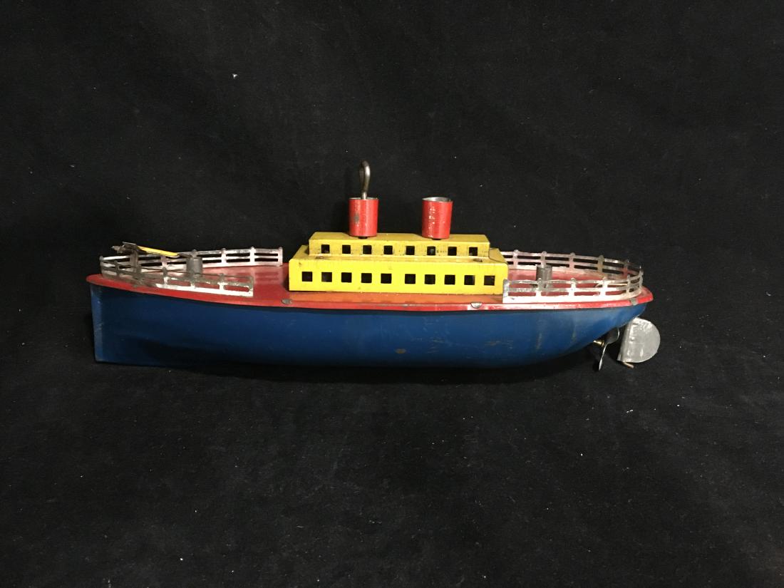 AN UNMARKED 11" 1950S TIN WIND UP STEAMBOAT (1 of 4)
