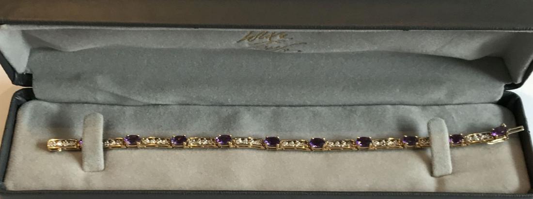 A 14K DIAMOND AND AMETHYST TENNIS BRACELET. 8.83 GRAMS: A 14K DIAMOND AND AMETHYST TENNIS BRACELET. 8.83 GRAMS