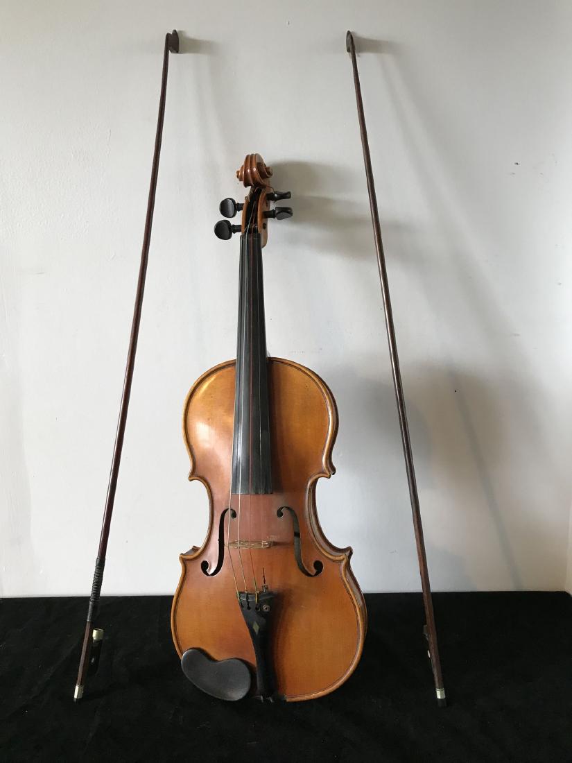 AN ANTIQUE VIOLIN BY JOHN JUZEK , PRAGUE, WITH SINGLE: AN ANTIQUE VIOLIN BY JOHN JUZEK , PRAGUE, WITH SINGLE PIECE TIGER MAPLE BACK AND 2 UNSIGNED BOWS AND A HARD CASE