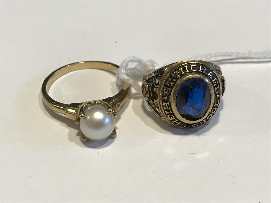 A 10K PEARL RING AND A 10K ST MICHAELS HIGH SCHOOL: A 10K PEARL RING AND A 10K ST MICHAELS HIGH SCHOOL CLASS RING. 9 GRAMS, SIZE 73/4 AND 41/2
