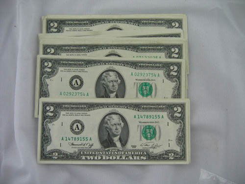 25 1976 TWO DOLLAR BILLS: 25 CRISP CLEAN 1976 TWO DOLLAR BILLS.