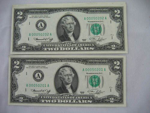 10 SEQUENTIAL 1976 TWO DOLLAR BILLS: TEN CRISP CLEAN SEQUENTIAL 1976 TWO DOLLAR BILLS.