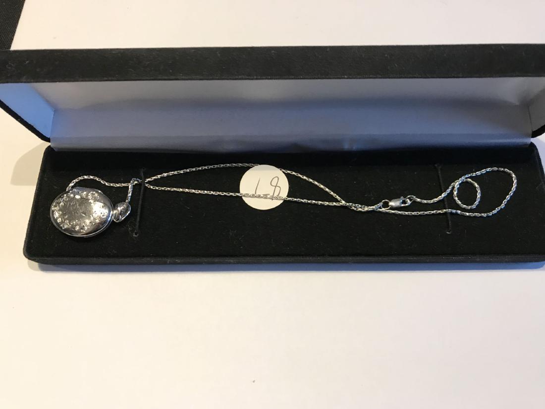 AN 18K WHITE GOLD NECKLACE AND LOCKET: AN 18K WHITE GOLD NECKLACE AND LOCKET
