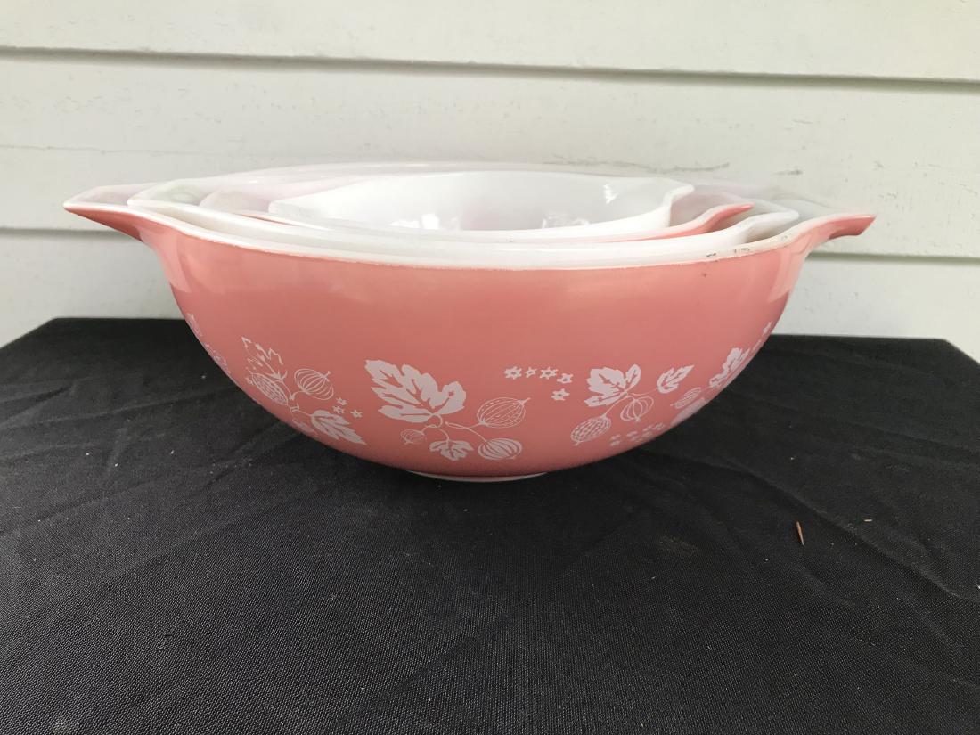 A SET OF 4 GRADUATED PINK PYREX BOWLS . VERY CLEAN: A SET OF 4 GRADUATED PINK PYREX BOWLS . VERY CLEAN CONDITION