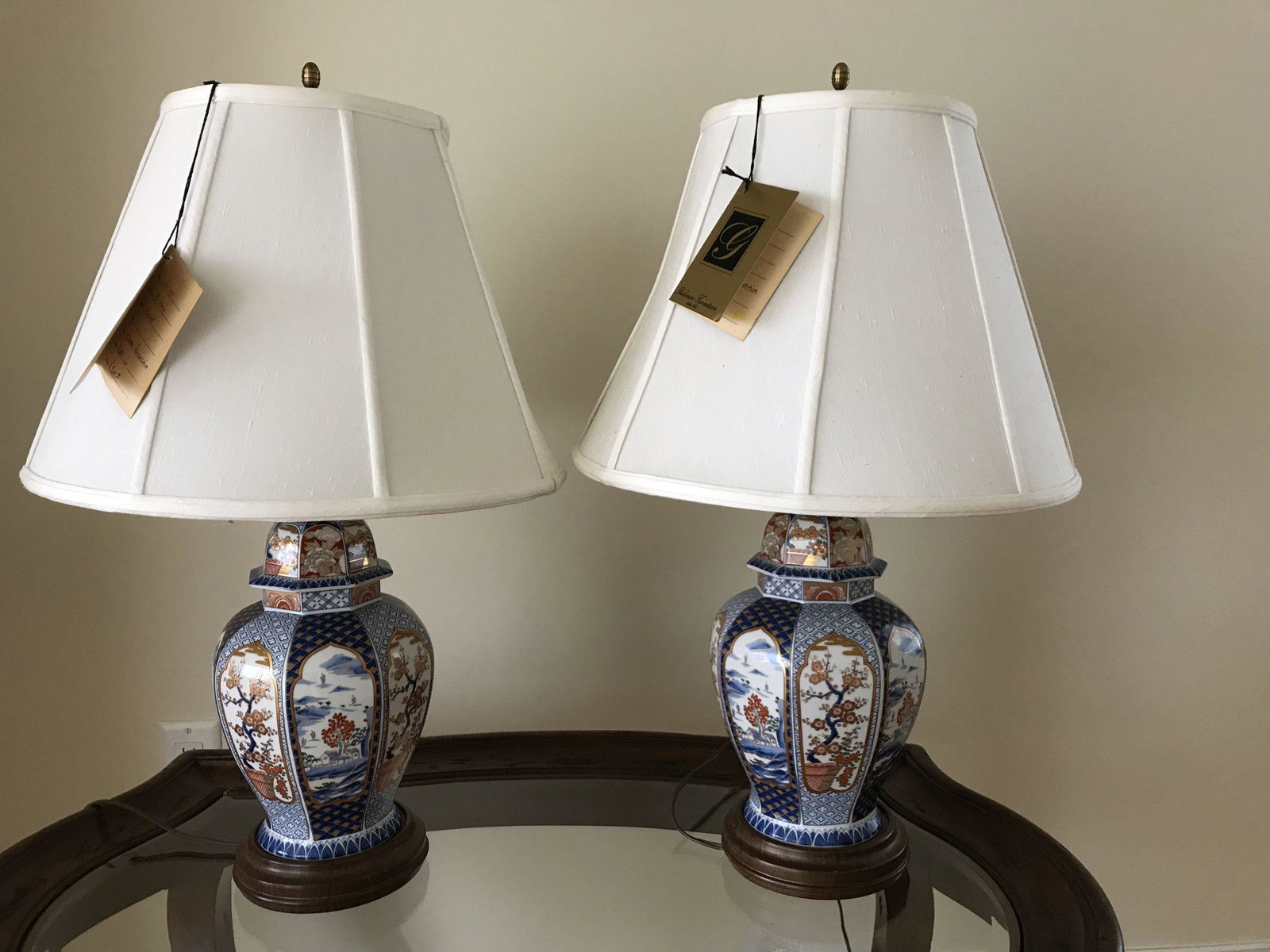 A PAIR OF PORCELAIN IMARI LAMPS GLAMBMAN FURNITURE: A PAIR OF PORCELAIN AMARI LAMPS GLAMBMAN FURNITURE (BEVERLY HILLS CALIFORNIA)