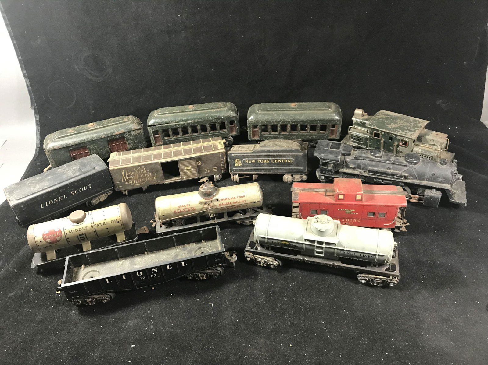 LOT OF PRE-WAR LIONEL TRAINS (1 of 4)