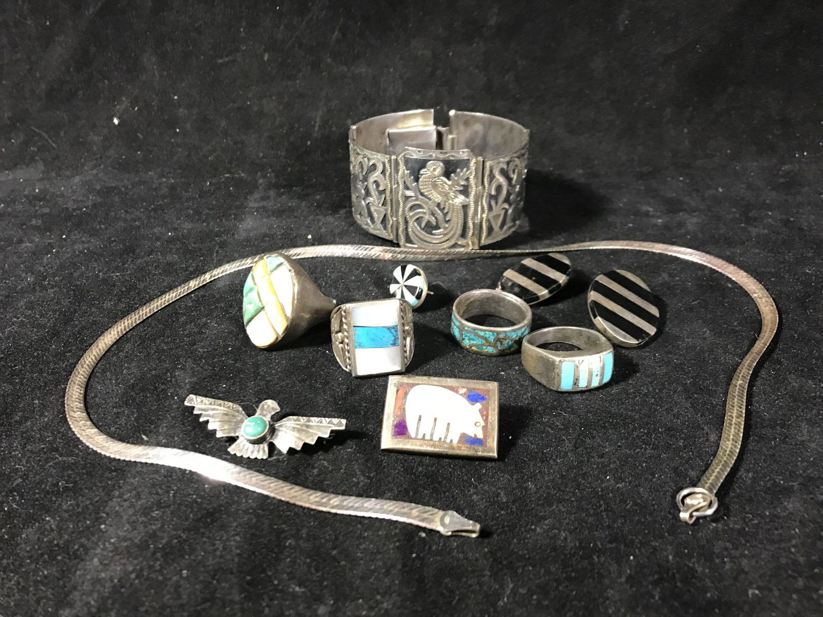 A MEXICAN SILVER BRACELET. MISC SOUTHWEST/NATIVE: A MEXICAN SILVER BRACELET. MISC SOUTHWEST/NATIVE AMERICAN SILVER JEWLERY
